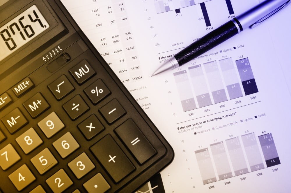 Lommeregner og grafer på papir